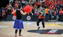 Per „Ryto” ir „Žalgirio” rungtynes greta aikštelės atvažiavo didžiulis unitazas