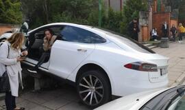 „Tesla“ rėžėsi į mūro sieną