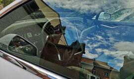 „Tesla“ rėžėsi į mūro sieną