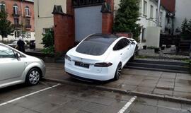 „Tesla“ rėžėsi į mūro sieną