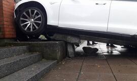 „Tesla“ rėžėsi į mūro sieną