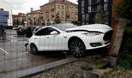 „Tesla“ rėžėsi į mūro sieną