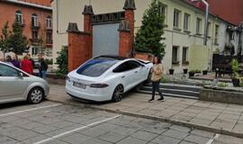 „Tesla“ rėžėsi į mūro sieną