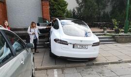 „Tesla“ rėžėsi į mūro sieną