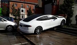 „Tesla“ rėžėsi į mūro sieną
