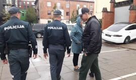 „Tesla“ rėžėsi į mūro sieną