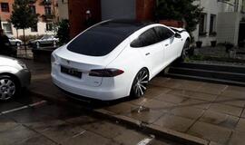 „Tesla“ rėžėsi į mūro sieną