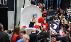 Per „Ryto” ir „Žalgirio” rungtynes greta aikštelės atvažiavo didžiulis unitazas