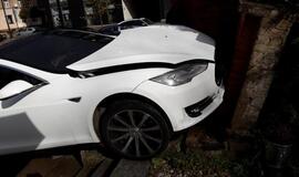 „Tesla“ rėžėsi į mūro sieną