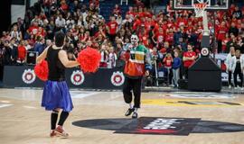 Per „Ryto” ir „Žalgirio” rungtynes greta aikštelės atvažiavo didžiulis unitazas