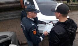 „Tesla“ rėžėsi į mūro sieną