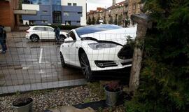 „Tesla“ rėžėsi į mūro sieną