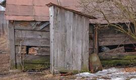 Seime – pataisos, išguisiančios lauko tualetus