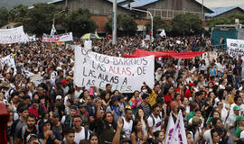 Šimtai tūkstančių studentų Kolumbijoje išėjo į gatves, reikalaudami daugiau lėšų švietimui