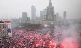 Lenkijos policija paskelbė premiją už informaciją apie asmenis, sudeginusius ES vėliavą