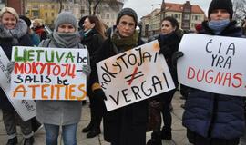 Varpeliai Klaipėdoje kvietė ne į pamokas, o į mitingą