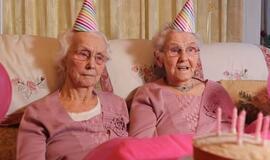 102-ajį gimtadienį atšventusios vyriausios dvynės Britanijoje atskleidė ilgo gyvenimo paslaptį