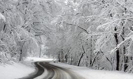 Kelininkai perspėja saugotis keliuose slidžių ruožų