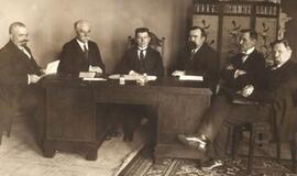 Lietuva prieš šimtą metų: Pirmojo ministrų kabineto narių darbo pradžiai - po revolverį ir 500 markių