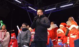 Palangoje suspindo tūkstančiai kalėdinių šviesų