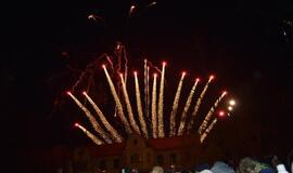 Palangoje suspindo tūkstančiai kalėdinių šviesų