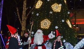 Palangoje suspindo tūkstančiai kalėdinių šviesų