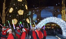 Palangoje suspindo tūkstančiai kalėdinių šviesų