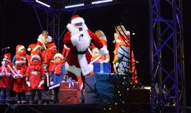 Palangoje suspindo tūkstančiai kalėdinių šviesų