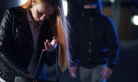 Siūloma kriminalizuoti moterų persekiojimą