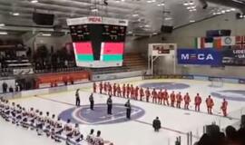 Vienus prajuokino, kitus supykdė: Baltarusijos himnu ledo ritulio mače tapo šmaikšti melodija