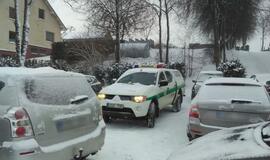 Laidotuvių procesijos užstatyti Plungės pareigūnai ėmė išrašinėti baudas