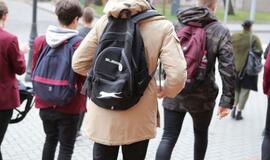 Neiškalbius moksleivius gelbsti nupirkti darbai