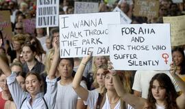 Tūkstančiai Australijos gatvėmis žygiavusių žmonių ragino stabdyti smurtą prieš moteris