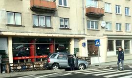 Automobilis rėžėsi į kavinę