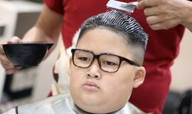 Prieš JAV ir Šiaurės Korėjos viršūnių susitikimą Vietnamo kirpėjas siūlo nemokamas šukuosenas a la D. Trumpas ir Kim Jong-unas