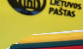 Prieš šventes gyventojai iš pašto lentynų šluoja vėliavas ir tautinę atributiką