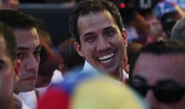 Venesuelos opozicijos lyderis J. Guaido pareiškė, kad Venesuelos kariškiai jam padėjo kirsti sieną su Kolumbija