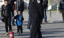 Kinijoje automobiliui įvažiavus į minią, žuvo šeši žmonės