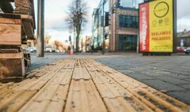 Kodėl ant šaligatvio yra tokie gumbai ir grioveliai?