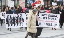 Kovo 8-ąją moterys mitingavo prie Vyriausybės