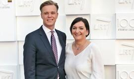 Pareigos mužikams, ponai gyvena kaip nori