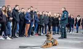 Atvirų durų diena policijoje vėl sukvietė būrius moksleivių