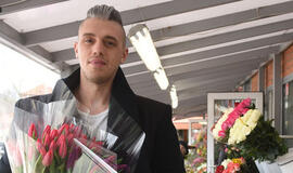 Tulpėmis prekiavęs vyras žmonai perka lelijas