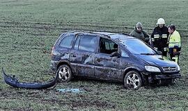 Vėjas nupūtė klaipėdietės automobilį nuo kelio