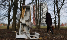 Buvusios kapinės virsta šiukšlynu