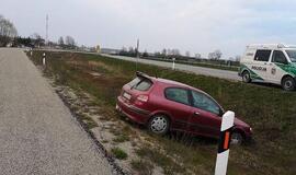 Girtas Nissan vairuotojas nuvažiavo nuo kelio