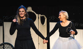 Klaipėdoje komedija ,,Pašėlusių moterų išpažintis“ su Aušra Štukytė ir Vitalija Mockevičiūtė