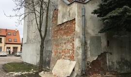 Laukdamas pirkėjų pastatas baigia subyrėti