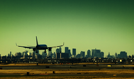 Virš triukšmingo oro uosto atidarys viešbutį ir lauks klientų antplūdžio