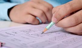 Abiturientai laiko anglų kalbos egzamino klausymo, skaitymo ir rašymo dalį